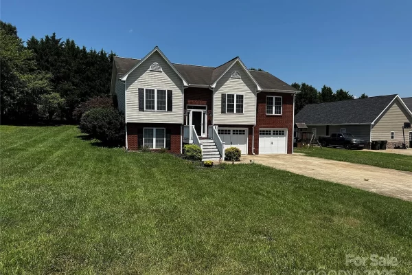 147 Freshfield Dr, Hudson – $279,900
